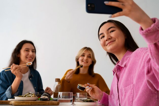 Mujeres de tiro medio comiendo juntos