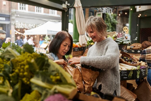 Mujeres de tiro medio comprando comida