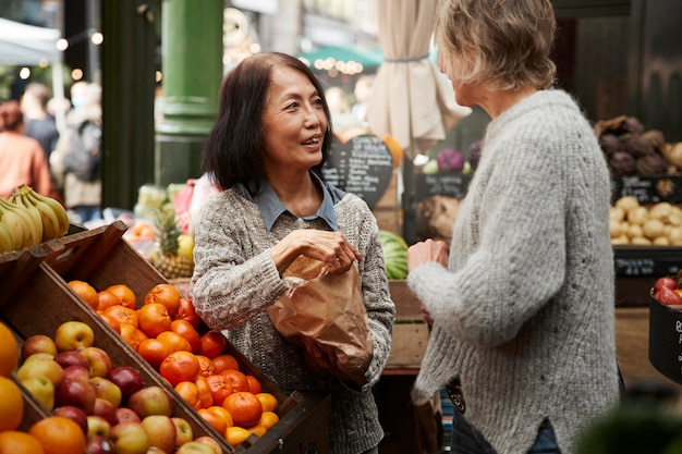 Foto gratuita mujeres de tiro medio comprando juntas