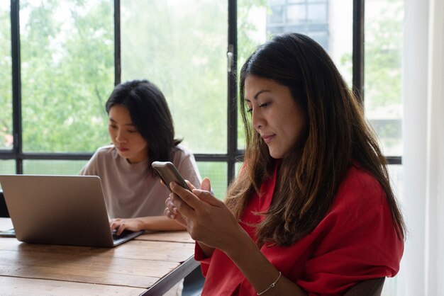 Mujeres de tiro medio con dispositivos.