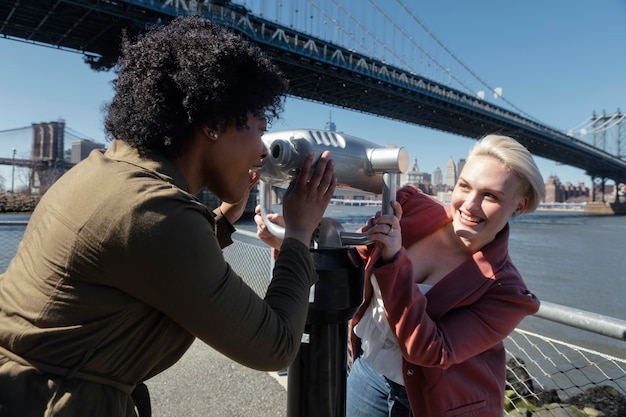 Foto gratuita mujeres de tiro medio divirtiéndose