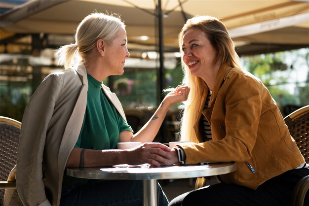 Mujeres de tiro medio enamoradas