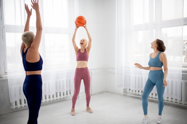 Foto gratuita mujeres de tiro medio entrenando con balón.