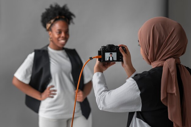 Mujeres de tiro medio en estudio