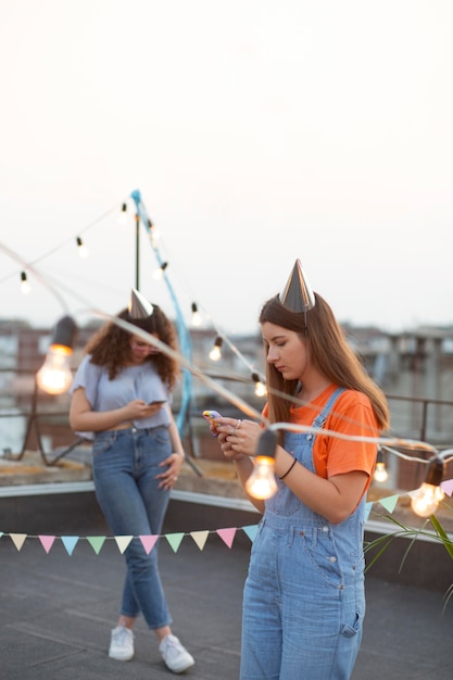 Mujeres de tiro medio en la fiesta