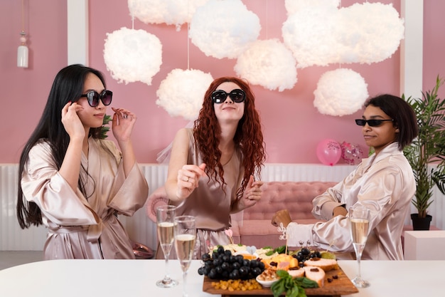 Mujeres de tiro medio con gafas de sol.