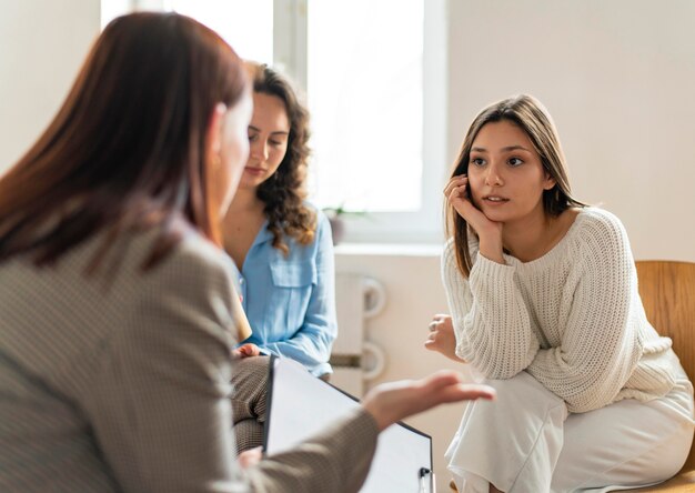 Mujeres de tiro medio hablando en terapia