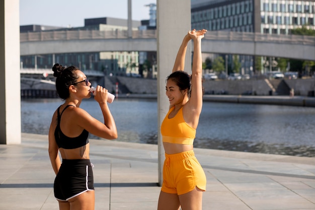 Foto gratuita mujeres de tiro medio haciendo deporte al aire libre