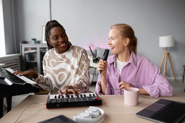 Mujeres de tiro medio haciendo música