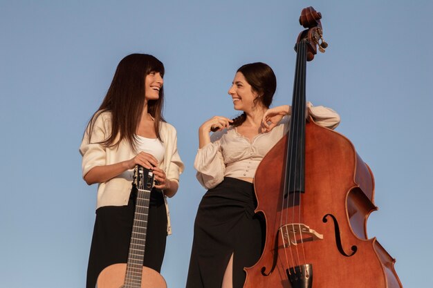 Mujeres de tiro medio con instrumentos musicales