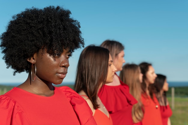 Mujeres de tiro medio juntas