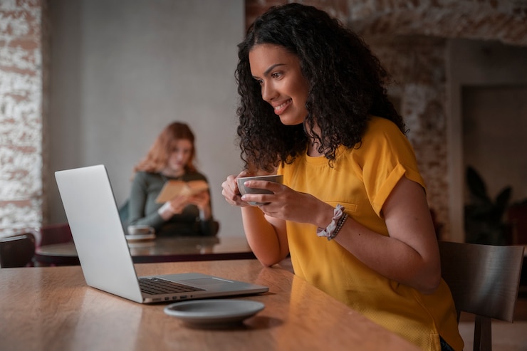 Foto gratuito mujeres de tiro medio con laptop en cafetería