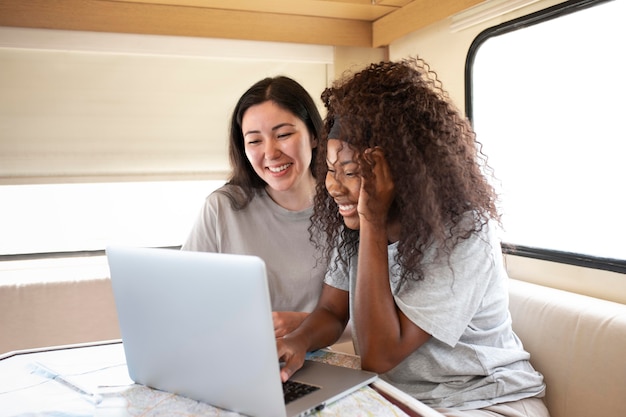 Mujeres de tiro medio con laptop