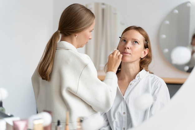 Mujeres de tiro medio con maquillaje