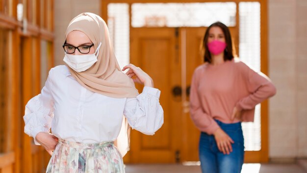 Foto gratuita mujeres de tiro medio con máscaras