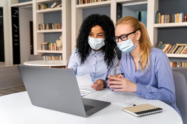 Mujeres de tiro medio con máscaras