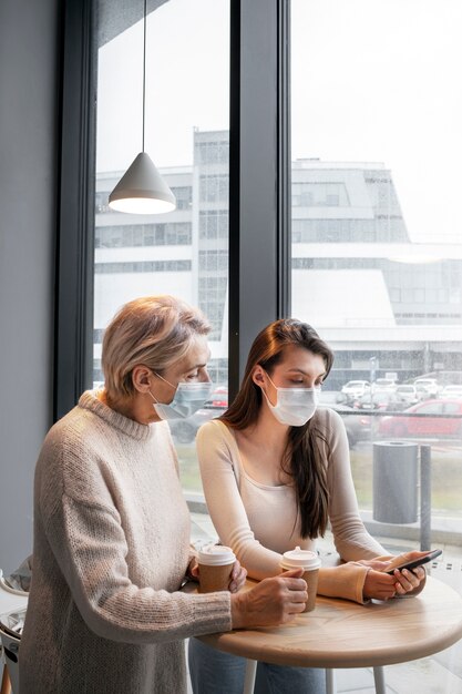 Mujeres de tiro medio con mascarillas