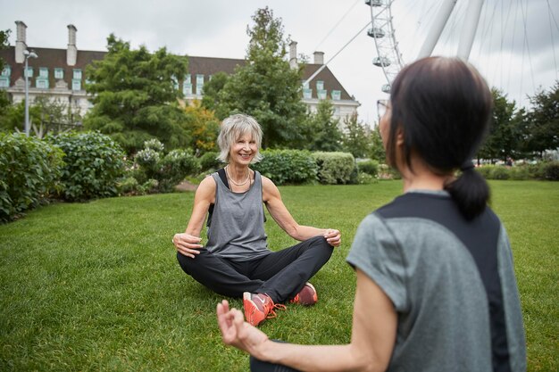 Mujeres de tiro medio meditando