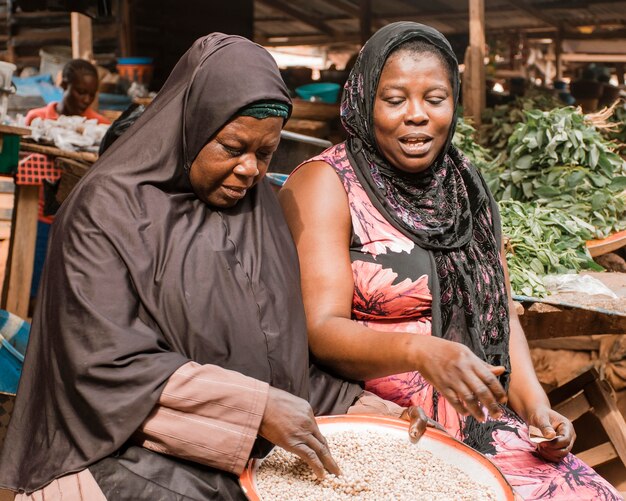 Mujeres de tiro medio en el mercado