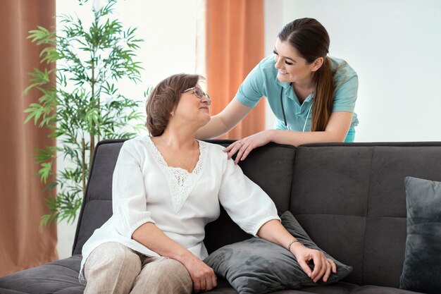 Mujeres de tiro medio mirando el uno al otro