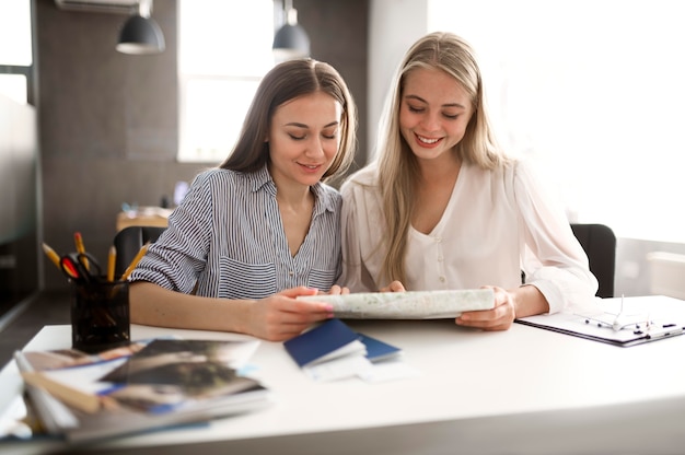 Mujeres de tiro medio mirando el mapa