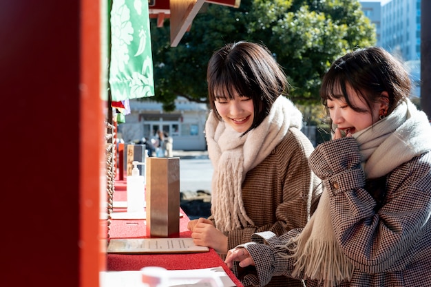 Mujeres de tiro medio mirando el menú