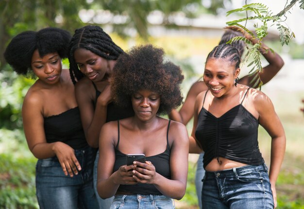 Mujeres de tiro medio mirando el teléfono