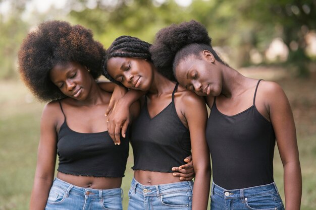 Mujeres de tiro medio en la naturaleza