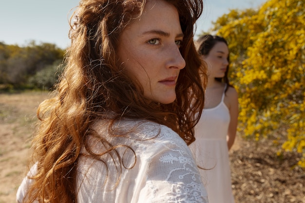 Mujeres de tiro medio en la naturaleza