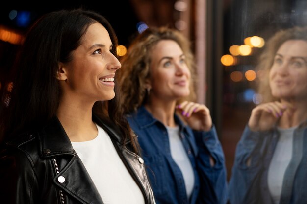 Mujeres de tiro medio pasando el rato juntas