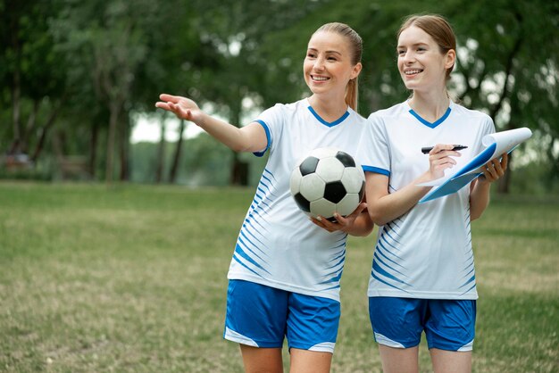 Mujeres de tiro medio con pelota