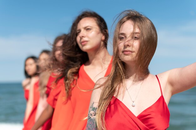 Mujeres de tiro medio en la playa