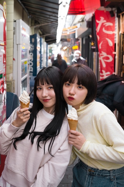 Foto gratuita mujeres de tiro medio posando con helado