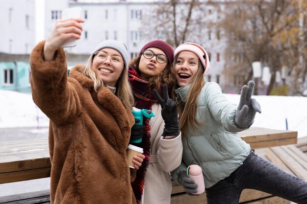 Mujeres de tiro medio posando en invierno