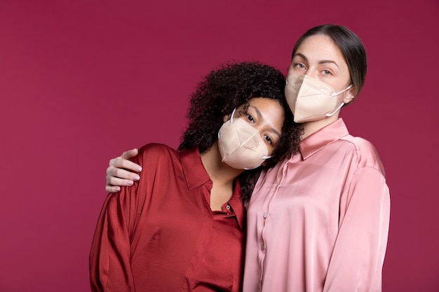 Foto gratuita mujeres de tiro medio posando juntas