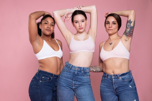 Mujeres de tiro medio posando juntas