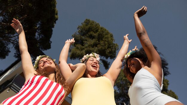 Mujeres de tiro medio posando juntos