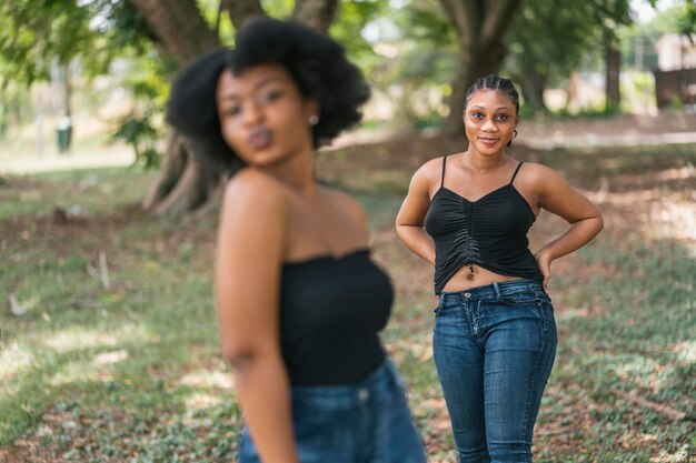 Mujeres de tiro medio posando juntos