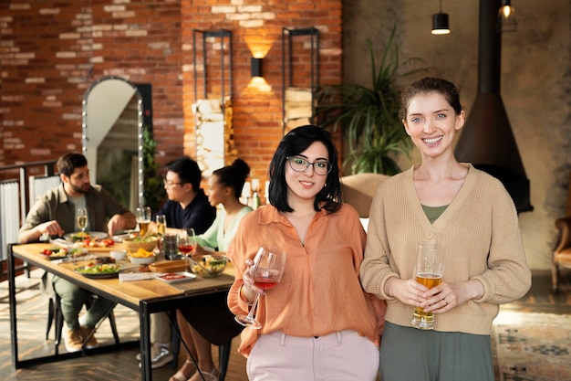 Mujeres de tiro medio posando juntos