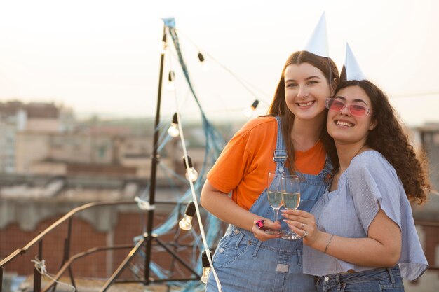 Mujeres de tiro medio posando juntos