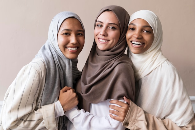 Mujeres de tiro medio posando juntos