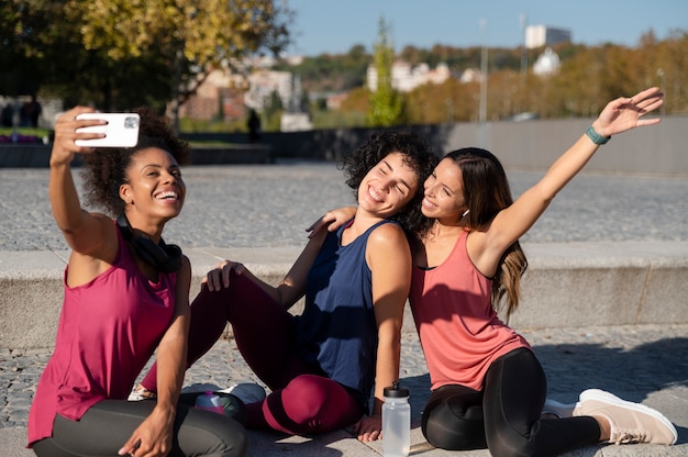 Mujeres de tiro medio posando juntos