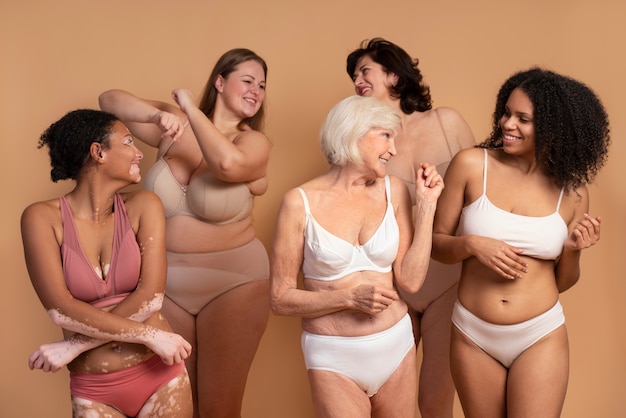 Foto gratuita mujeres de tiro medio posando juntos