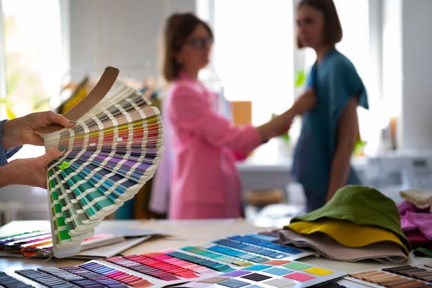 Mujeres de tiro medio probando colores