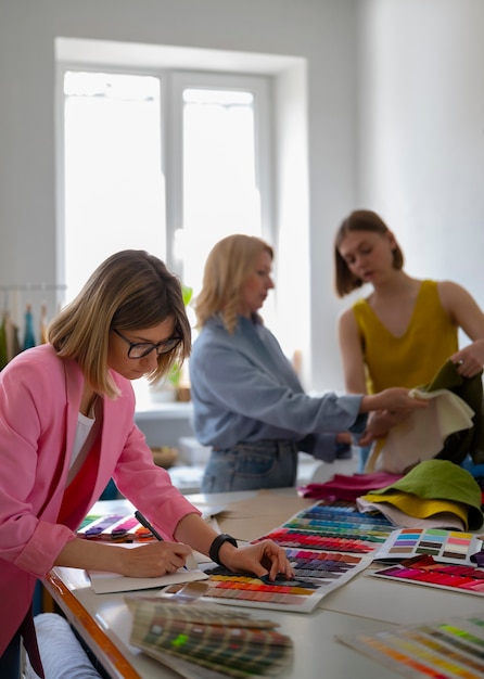 Mujeres de tiro medio probando colores