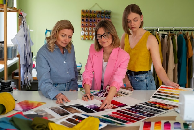 Mujeres de tiro medio probando colores