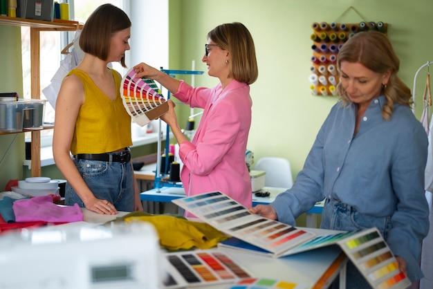 Mujeres de tiro medio probando colores