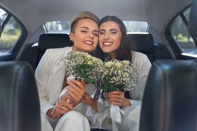 Foto gratuita mujeres de tiro medio que se casan