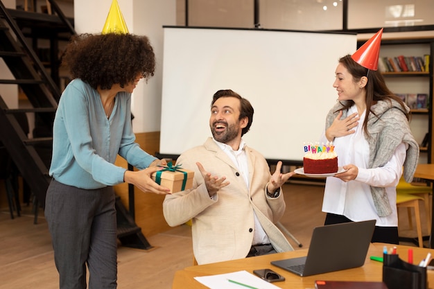 Foto gratuita mujeres de tiro medio que sorprenden al trabajador.