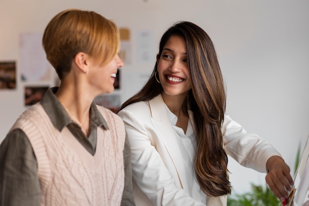 Mujeres de tiro medio que trabajan como planificadoras de bodas